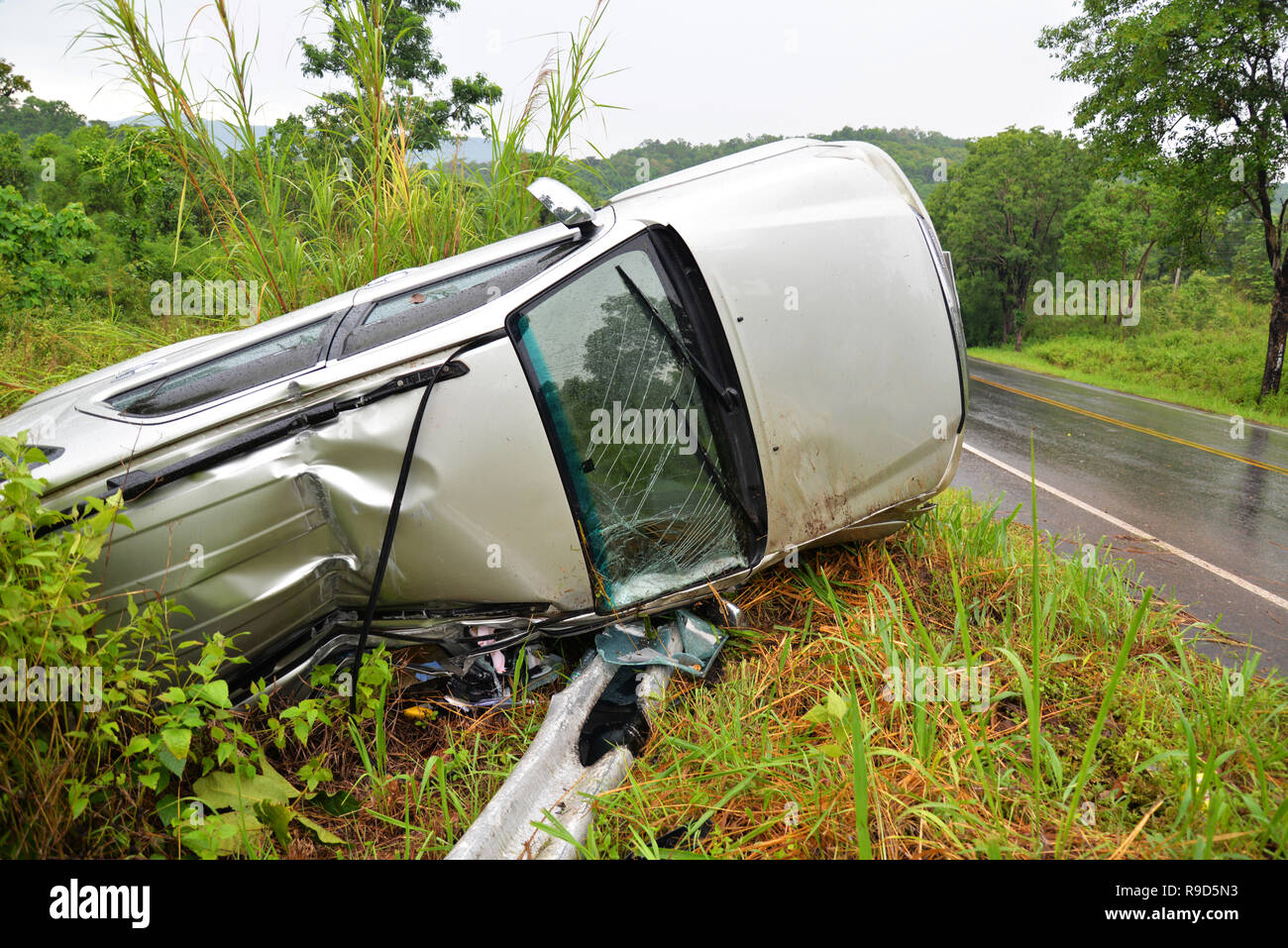 Versicherung Autounfall Szene/van Autounfall auf der Straße mit dem Auto auf der Straße rutschige Straße umgeworfen nach Regen und nasse Stockfoto