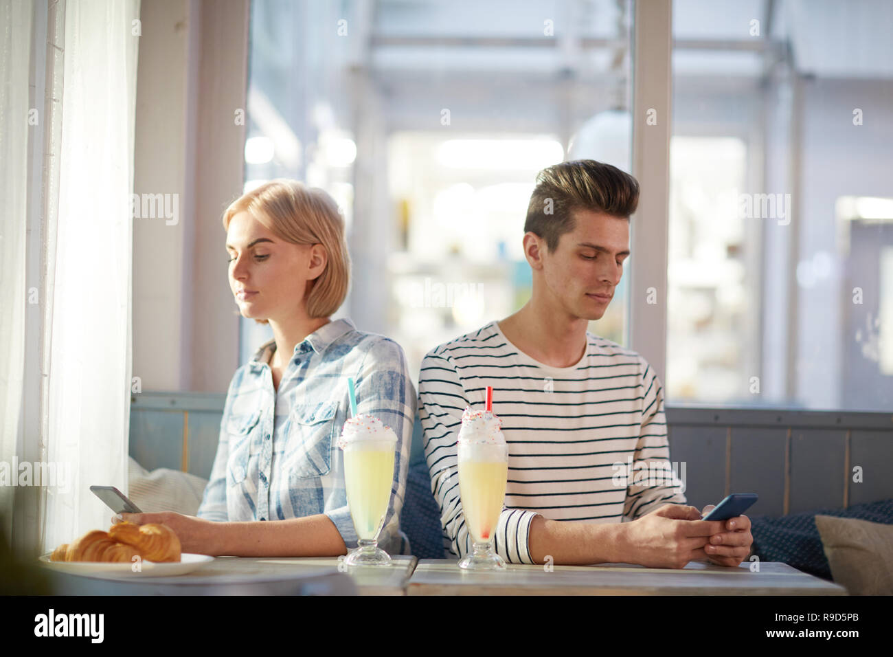 Im Café Messaging Stockfoto