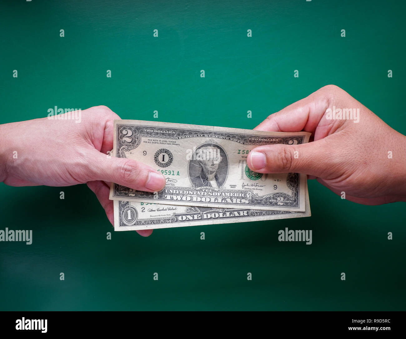 Geben geld Konzept/person Hände Mann Geld geben auf grünem Hintergrund bezahlen Nachnahme/Pay-Geld erhalten Stockfoto