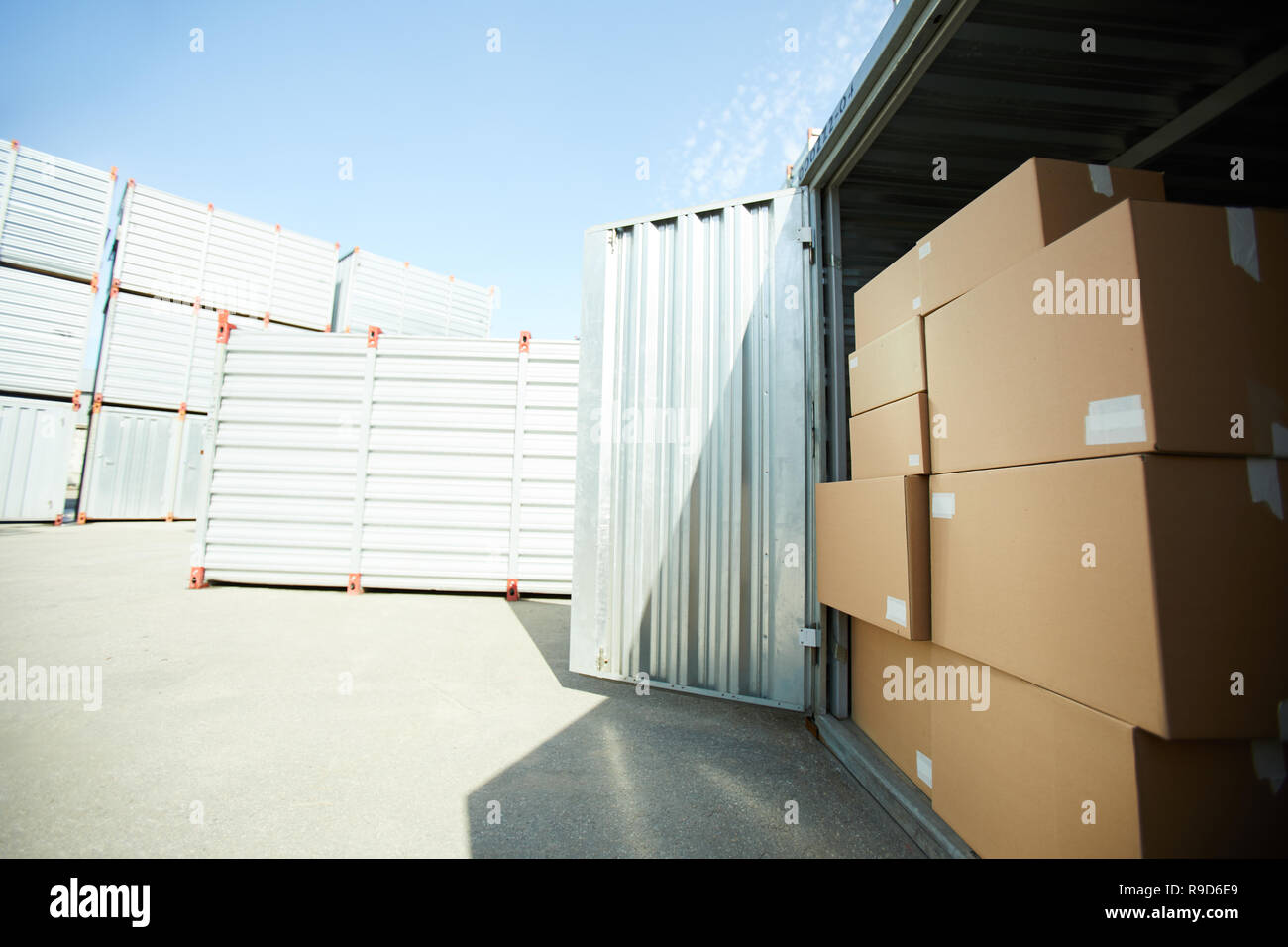 Großer Behälter mit Stapel von Kisten öffnen Stockfoto