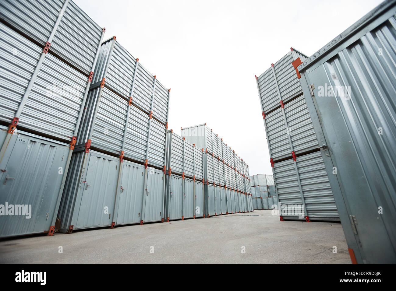 Geräumige container Storage Area Stockfoto