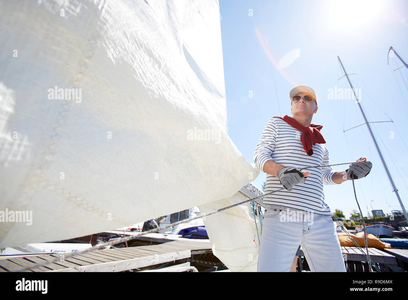 Sailor lösen Segel in der Sonne Stockfoto