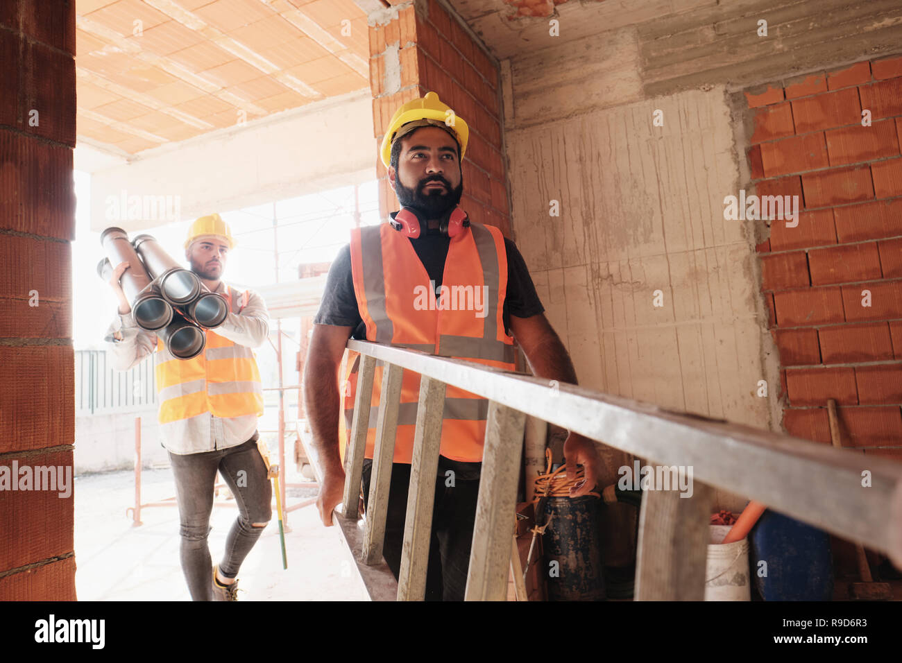 Arbeitnehmer in Baustelle mithilfe von Tools und schwere Ausrüstung Stockfoto