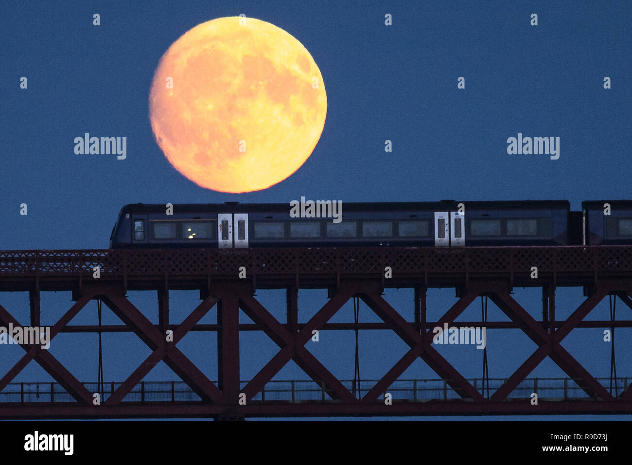 Eine 96 9 Waxing Gibbous Mondaufgang Uber Die Forth Rail Bridge