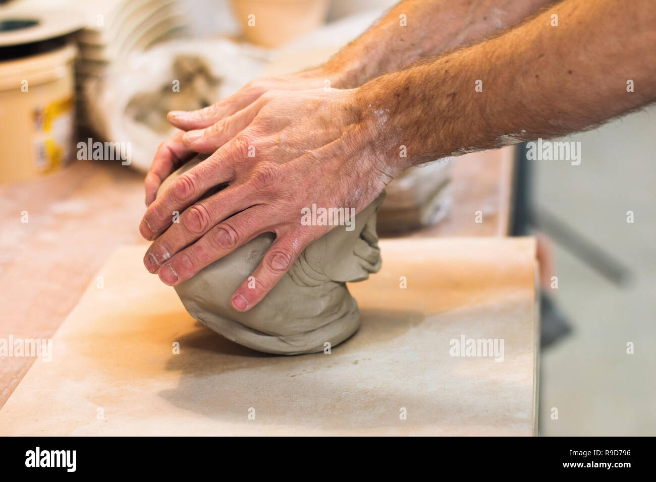 Artist Potter in der Werkstatt Vorbereiten von Material für eine Keramik Vase. Hände Detail Nahaufnahme. Kleine künstlerische Handwerker Business Konzept. Stockfoto