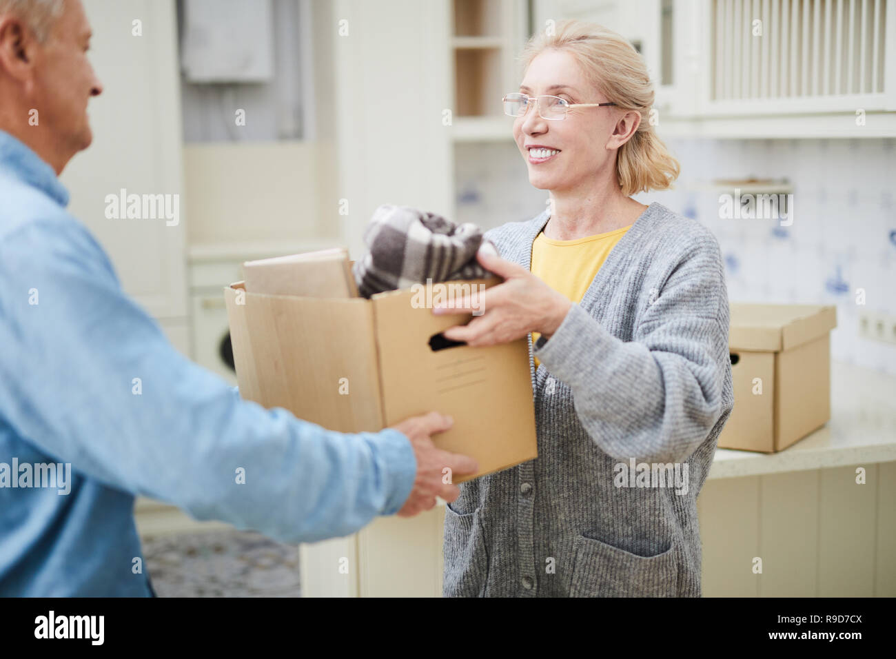 Können Sie Mir Bitte Helfen Hilf mir bitte -Fotos und -Bildmaterial in hoher Auflösung – Alamy