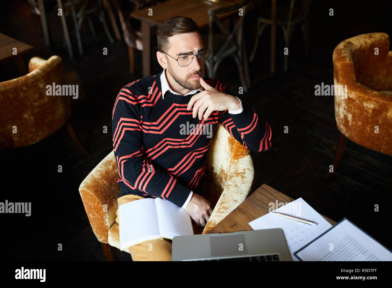 Planung der Arbeit im café Stockfoto