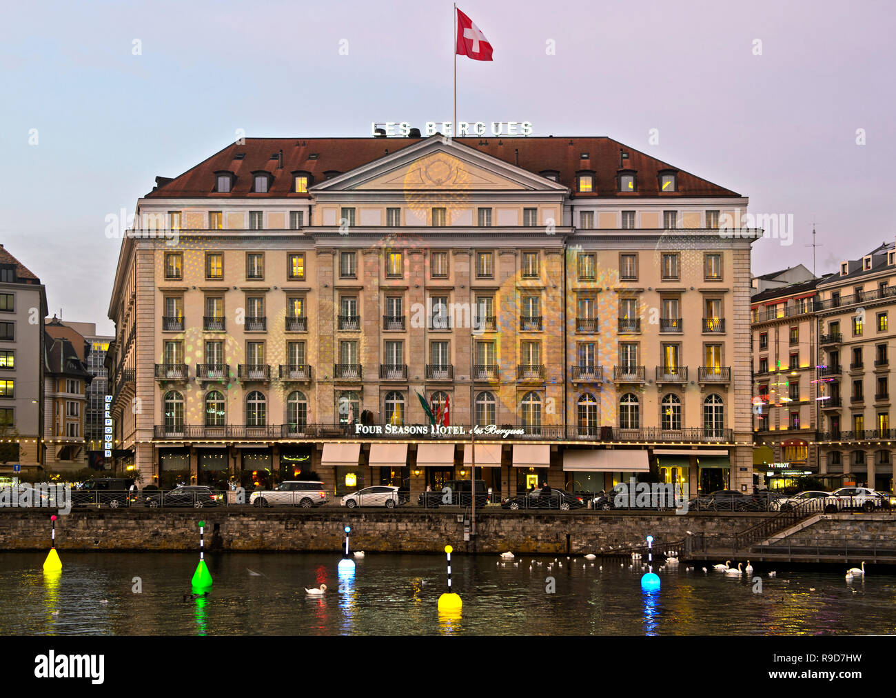 Genf Lux Festival, Schaffung Les Flotteuses von Stephane Durand in fornt der beleuchteten Four Seasons Hotel Des Bergues, Genf, Schweiz Stockfoto
