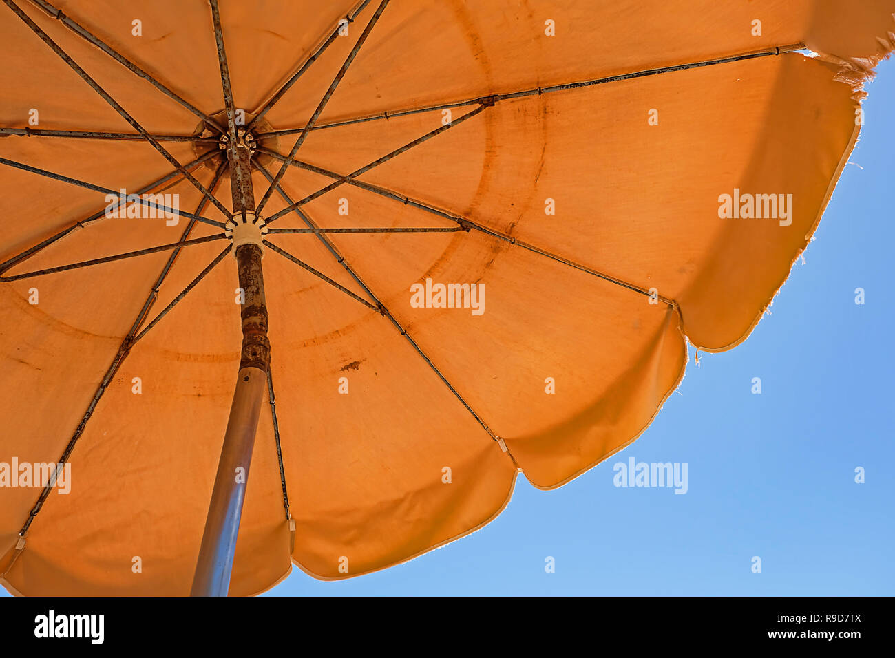 Sonnenschirm rostig und abgenutzt Stockfoto
