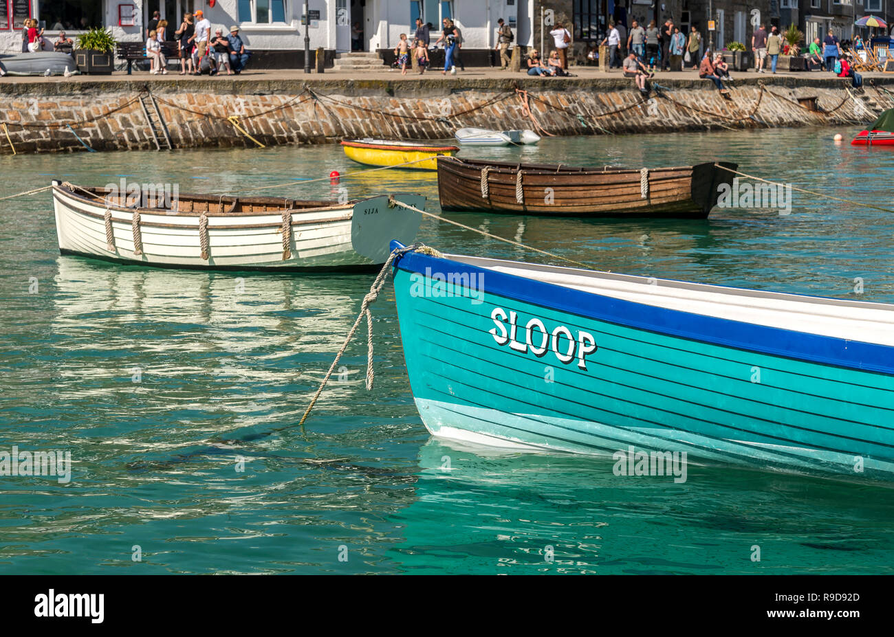 Bug von St. Ives Pilot gig Der sloep auf Liegeplatz im Hafen von St. Ives auf einen ruhigen Sommer Abend St. Ives in Cornwall, Großbritannien Stockfoto