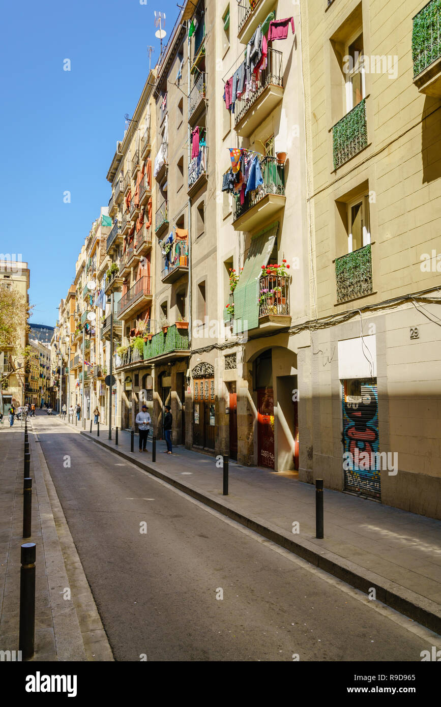 Barcelona, Spanien, 21. April 2017: Wohngebäude Fassaden mit Trocknen von Wäsche in Barcelona, Spanien Stockfoto