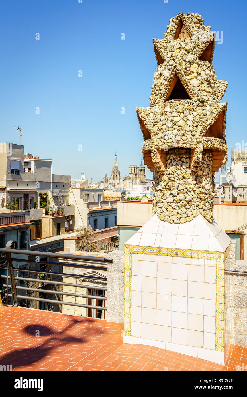 Barcelona, Spanien, 21. April 2017: Dachterrasse Blick von Palau Guell feturing dekorative Skulpturen von Antoni Gaudi Stockfoto