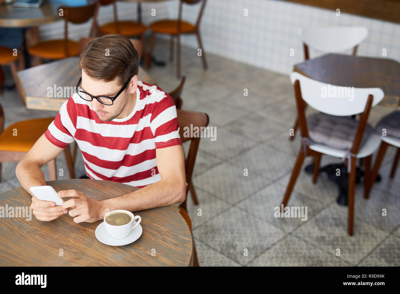 Kerl in Cafe Stockfoto