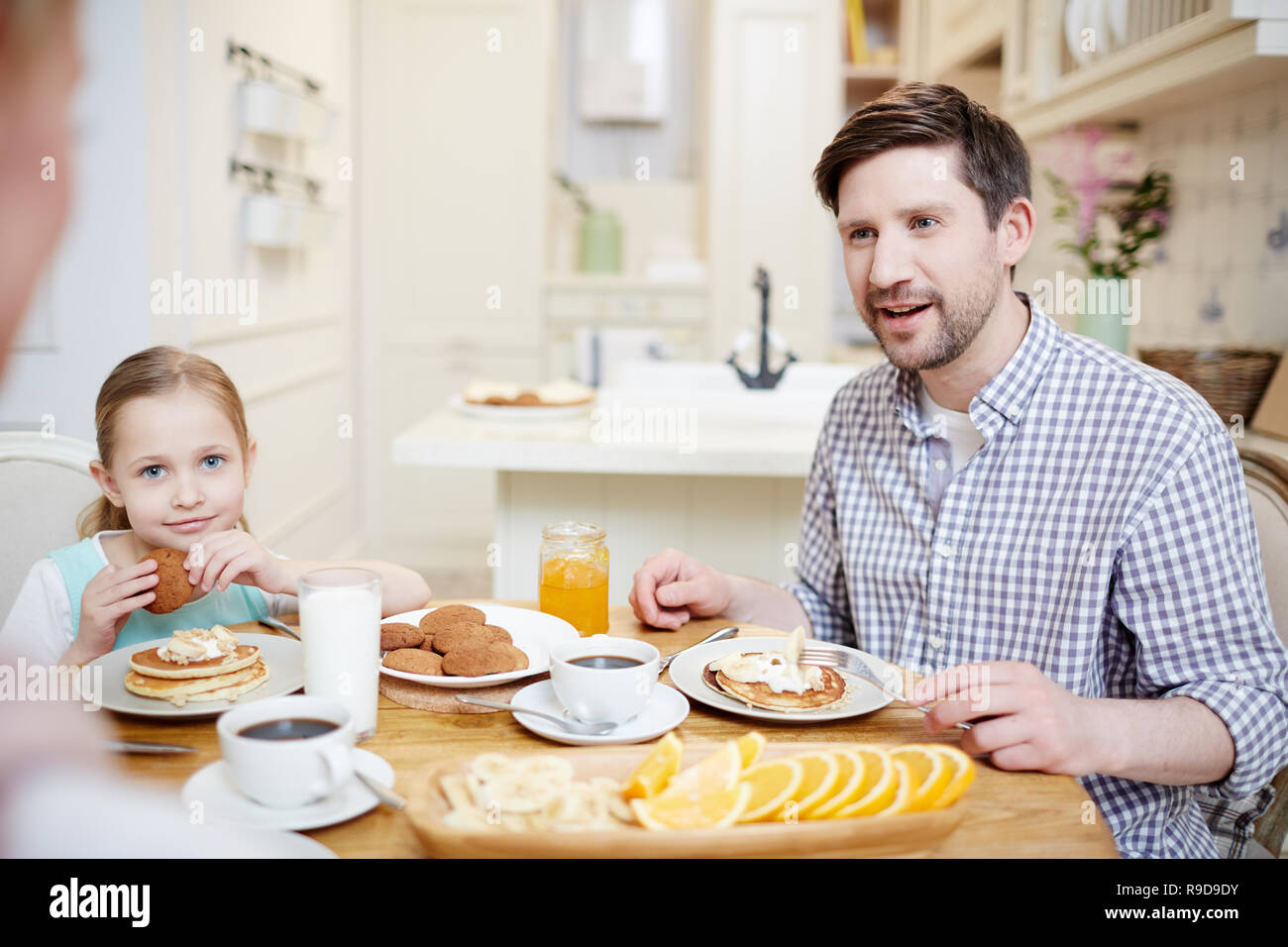 Freundliche Familie am Esstisch Kommunikation Stockfoto