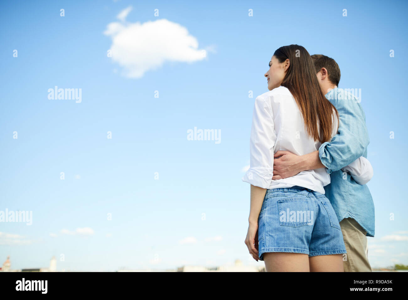 Verträumt Ehepaar am Himmel suchen Stockfoto