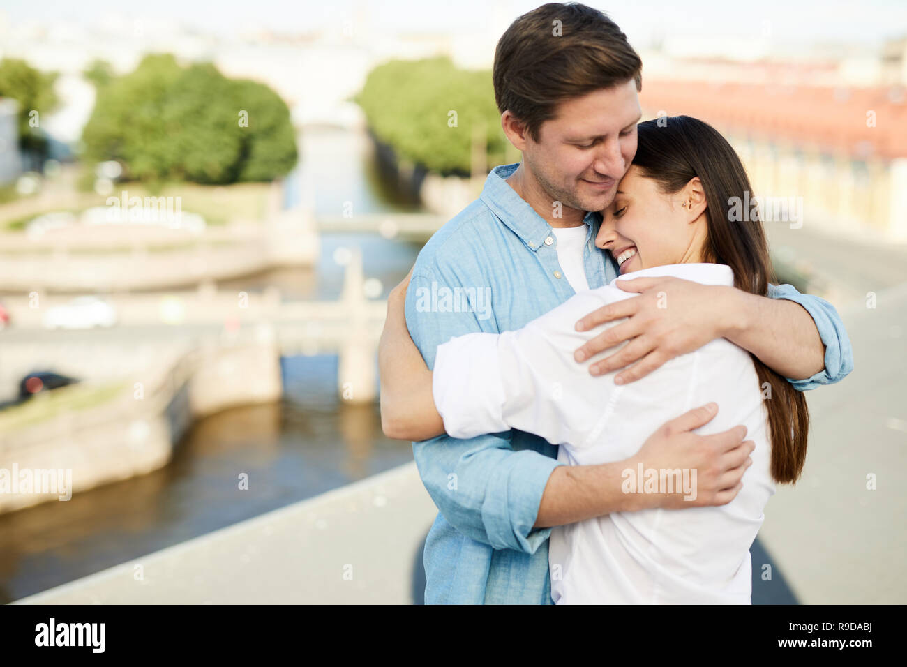 Glücklich, Frau, umarmen, Freund mit Liebe Stockfoto