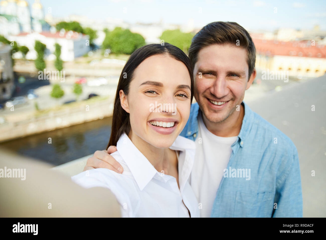 Jolly Paar umarmen während der Einnahme von selfie Stockfoto
