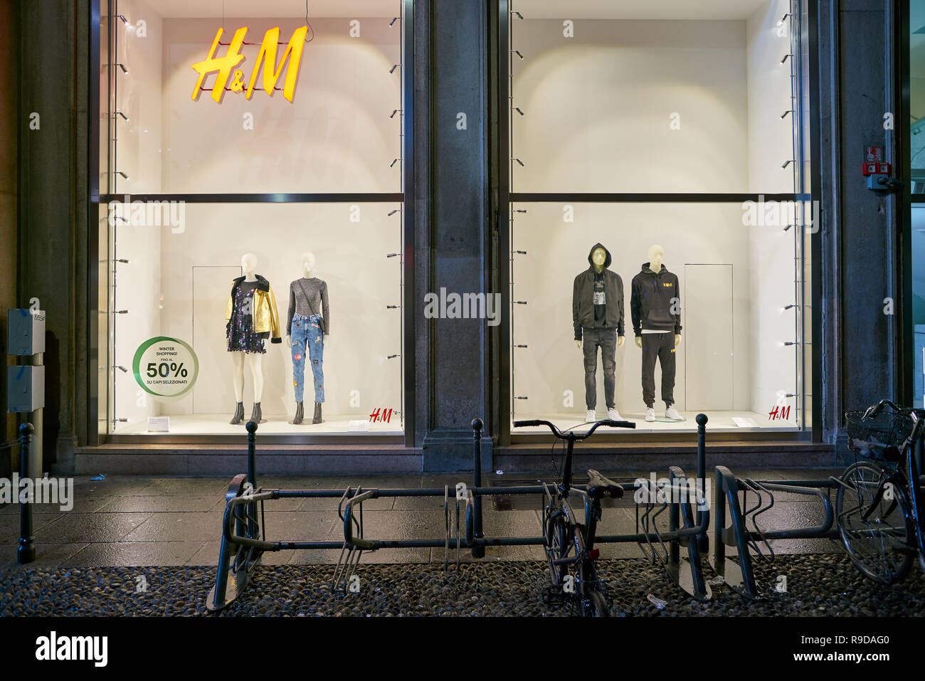 Mailand, Italien - ca. November 2017: Schaufenster Anzeige der Kleidung bei  H&M Store in Mailand, Italien Stockfotografie - Alamy