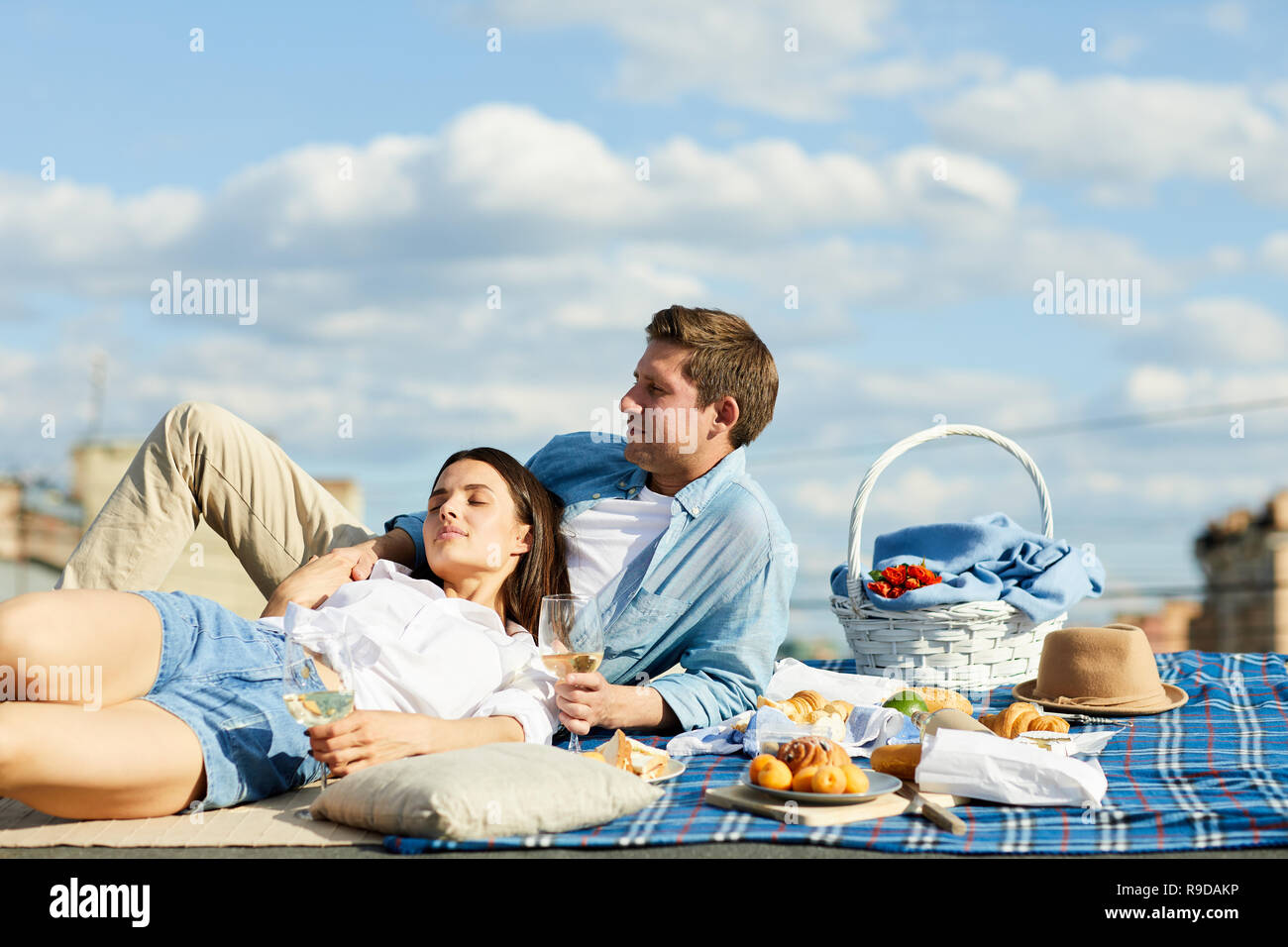 Entspannt Ehepaar am Dach Picknick Stockfoto