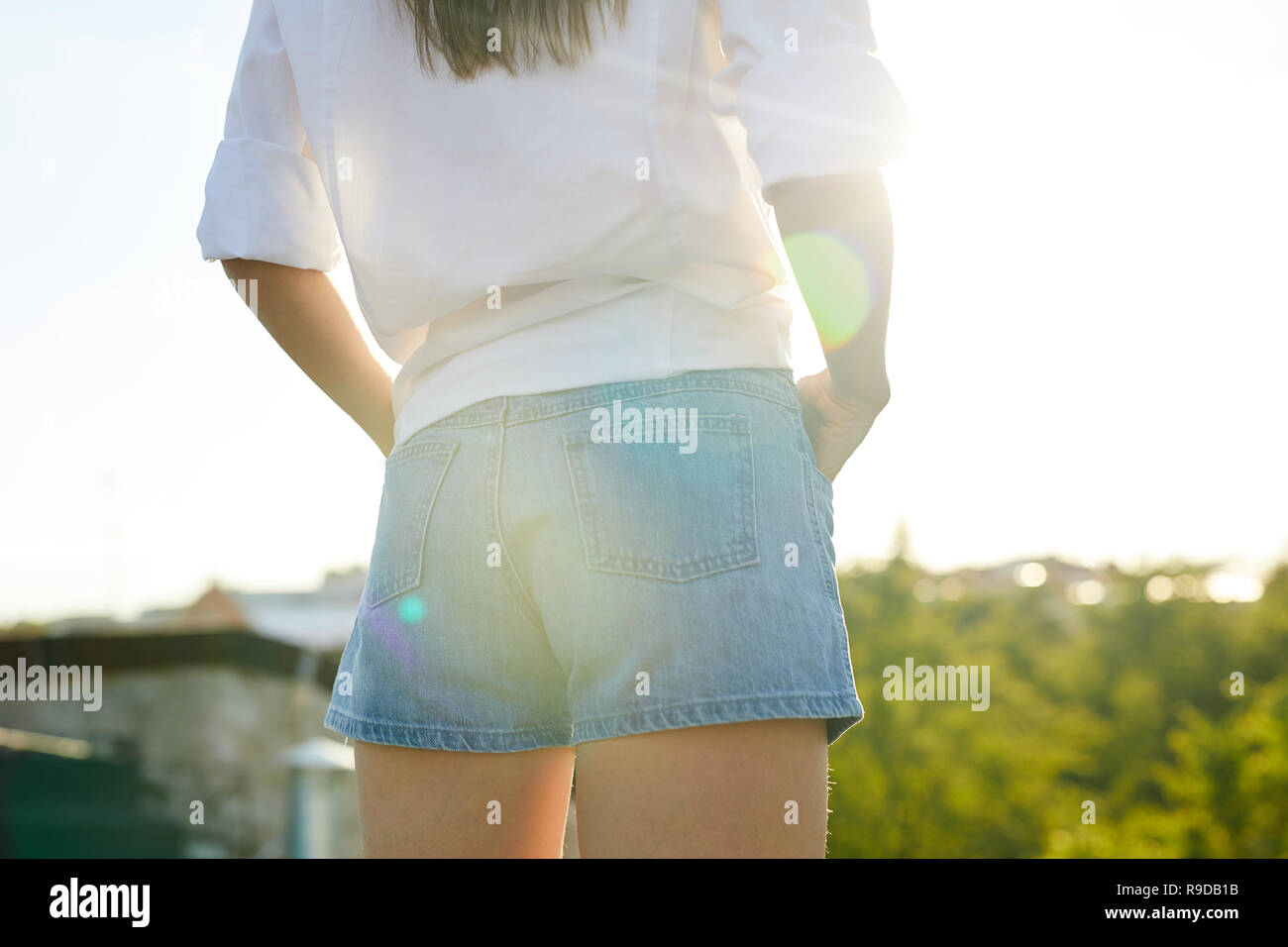 Mädchen in Jeans Hose und Bluse Stockfoto