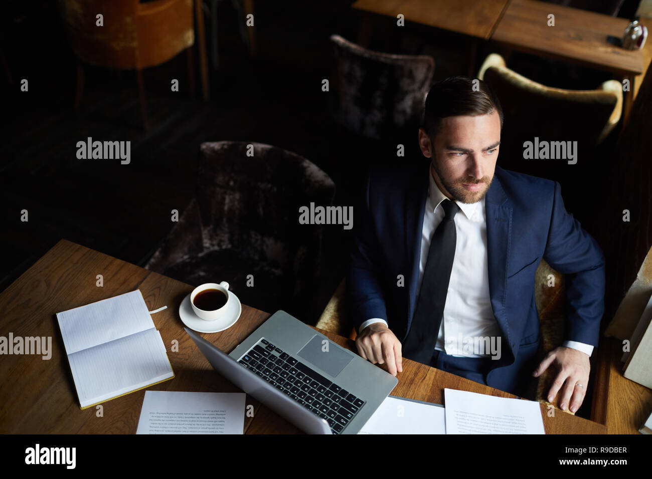 Nachdenklich, Business Manager in Gedanken verloren Stockfoto