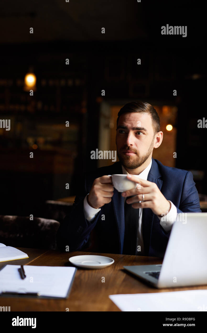Gut aussehender Geschäftsmann trinken heißen Kaffee Stockfoto