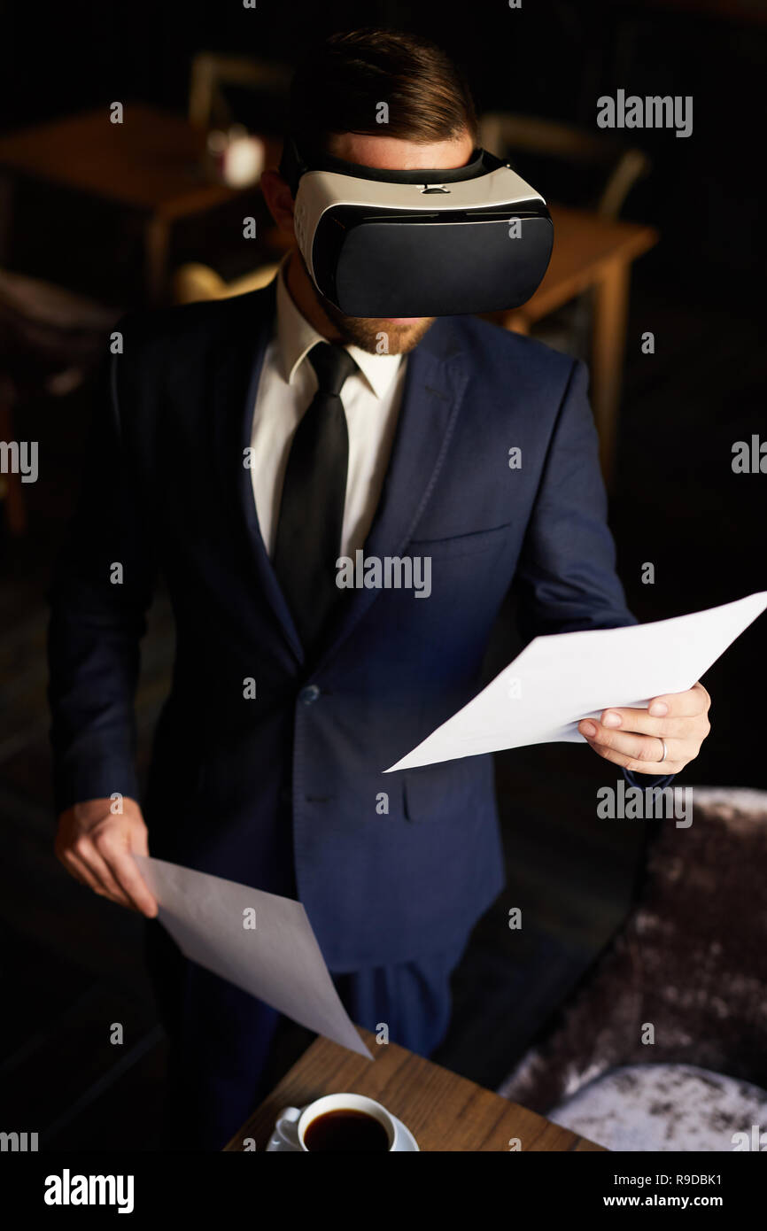 Beschäftigter mann Lesung einen Bericht im interaktiven Schutzbrille Stockfoto