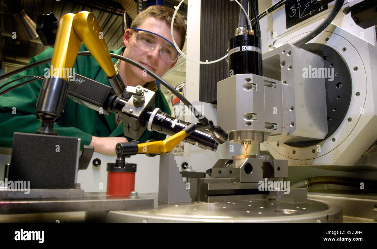 14.02.2005, Chemnitz, Sachsen, Deutschland - Mitarbeiter eine einer Hochpraezisionsfraese im IWU, Fraunhofer-Institut für Werkzeugmaschinen und Umformtechni Stockfoto