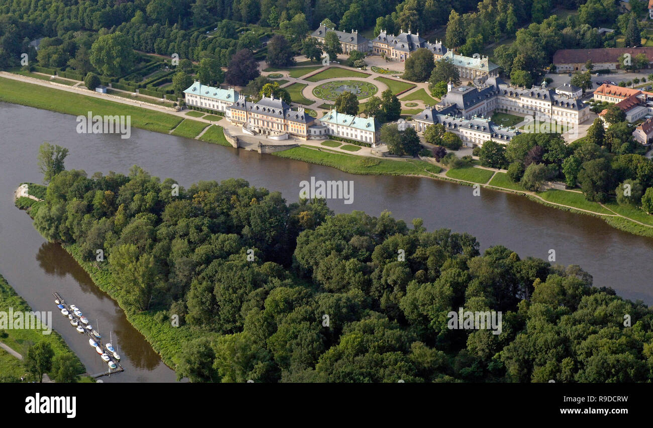 11.07.2006, Dresden, Sachsen, Deutschland - Luftbild von Schloss Pillnitz an der Elbe. 0 UX 060711 D 326 CAROEX.JPG [MODEL RELEASE: NICHT ZUTREFFEND, EIGENTUM REL Stockfoto 11.07.2006, Dresden, Sachsen, Deutschland - Luftbild von Schloss Pillnitz an der Elbe. 0 UX 060711 D 326 CAROEX.JPG [MODEL RELEASE: NICHT ZUTREFFEND, EIGENTUM REL Stockfoto