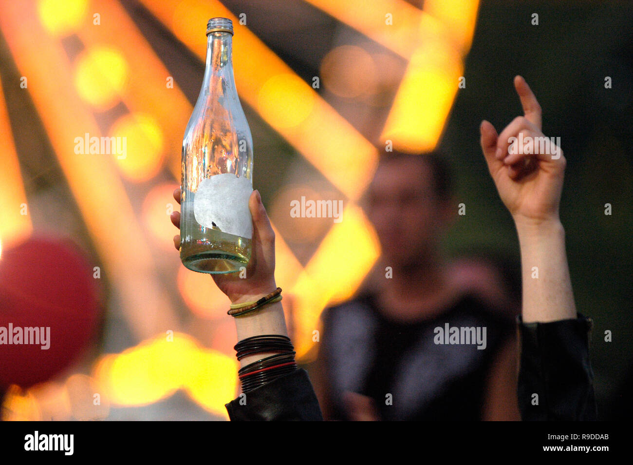 08.07.2007, Chemnitz, Sachsen, Deutschland - ein junger Mensch wirft eine leere Flasche Alkohol bei einem Volksfest in der Luft. 0 UX 070708 D 493 CAROEX.JPG [M Stockfoto