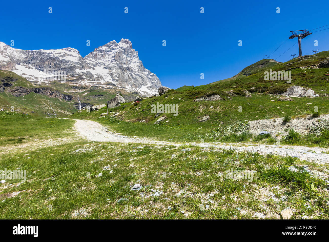 Sommer Landschaft mit Blick auf das Matterhorn (Cervino) von einem Wanderweg in der Nähe von Breuil-Cervinia, Aostatal, Norditalien gesehen Stockfoto