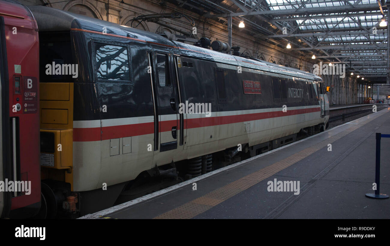 Die rechte hintere Profil Schuss ein Intercity - Livrierte British Rail Class 91 elektrische Lokomotive, nein. 91119, am Bahnhof Edinburgh Waverley entfernt. Stockfoto