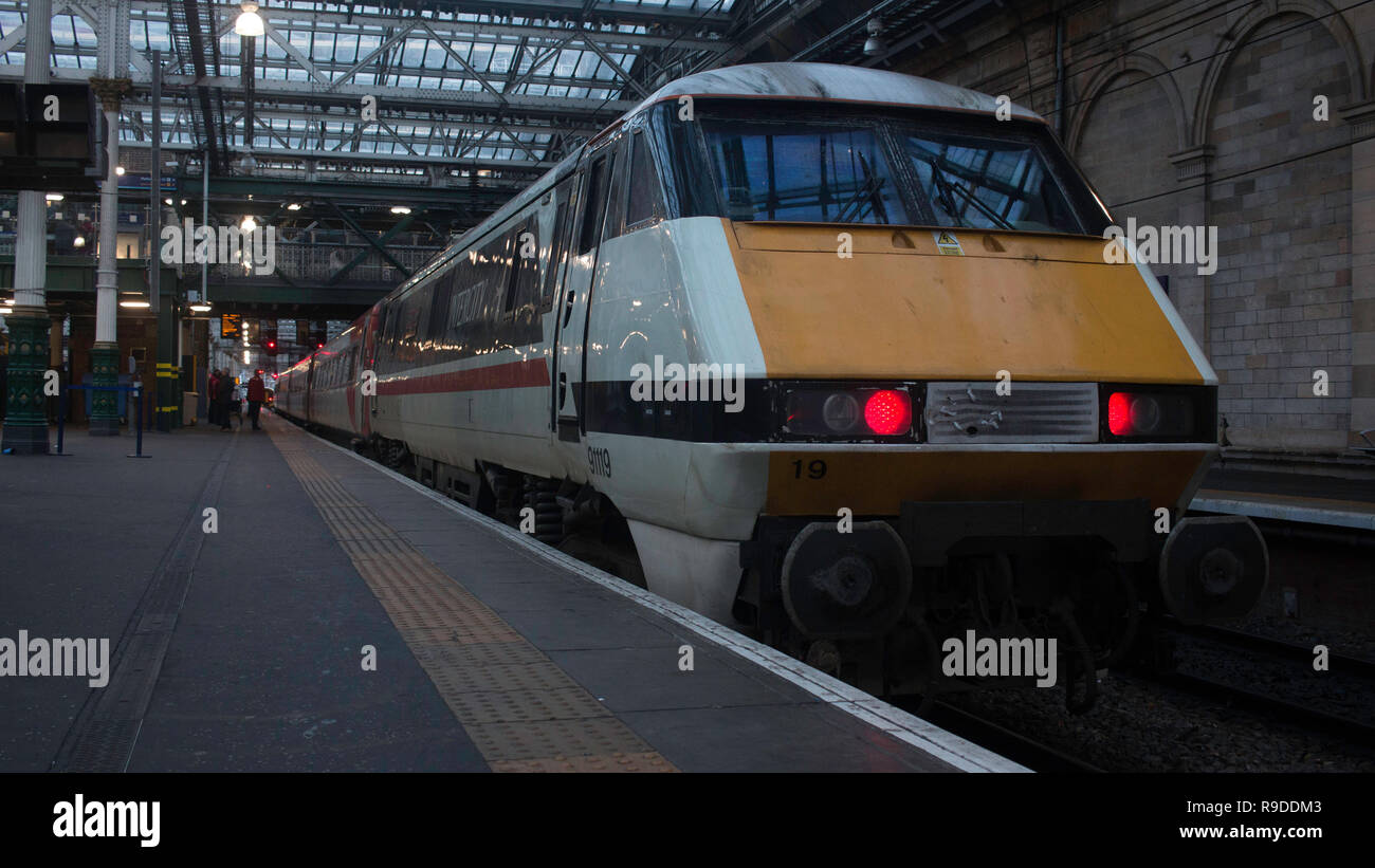Einen frontalen Schuss ein Intercity - Livrierte British Rail Class 91 elektrische Lokomotive. 91119, in Edinburgh Waverley Station übernommen. Stockfoto