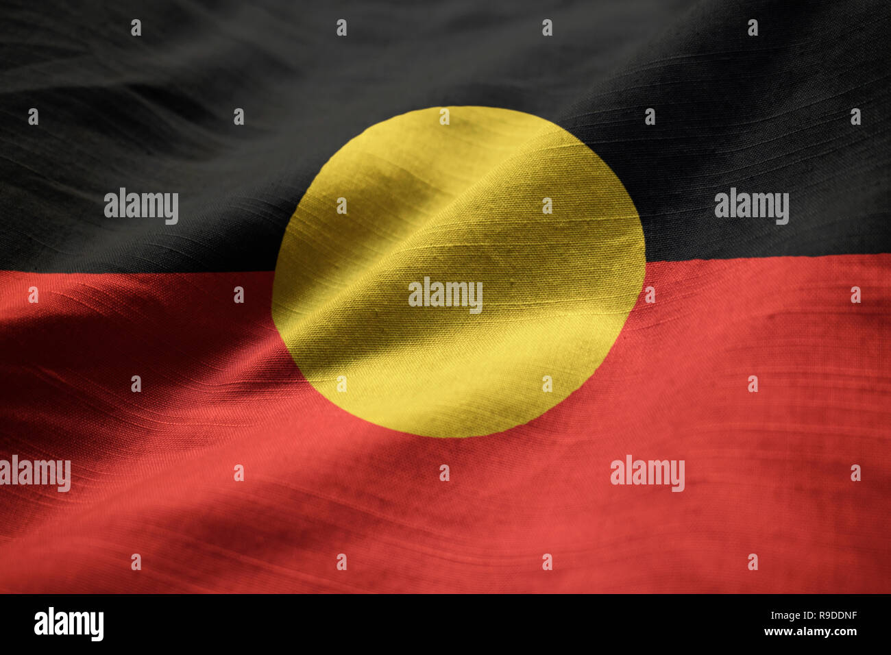 Nahaufnahme von gekräuselten Australian Aboriginal Flagge Aborigines Flagge weht im Wind Stockfoto