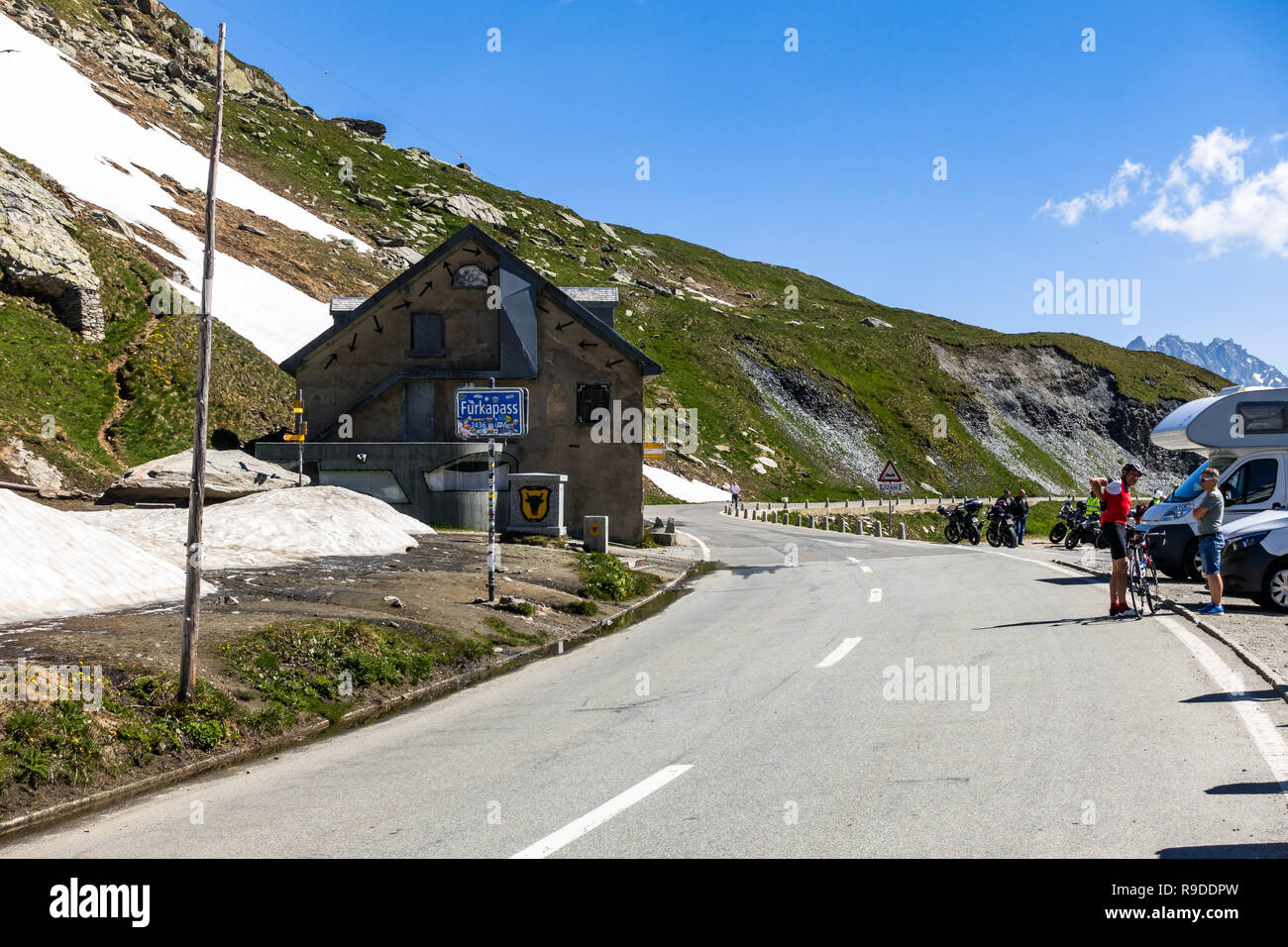 Radfahrer und Motorradfahrer genießen die schöne Straße an der Furka Pass im Sommer. Furka Pass, Schweiz, Juli 2018 Stockfoto