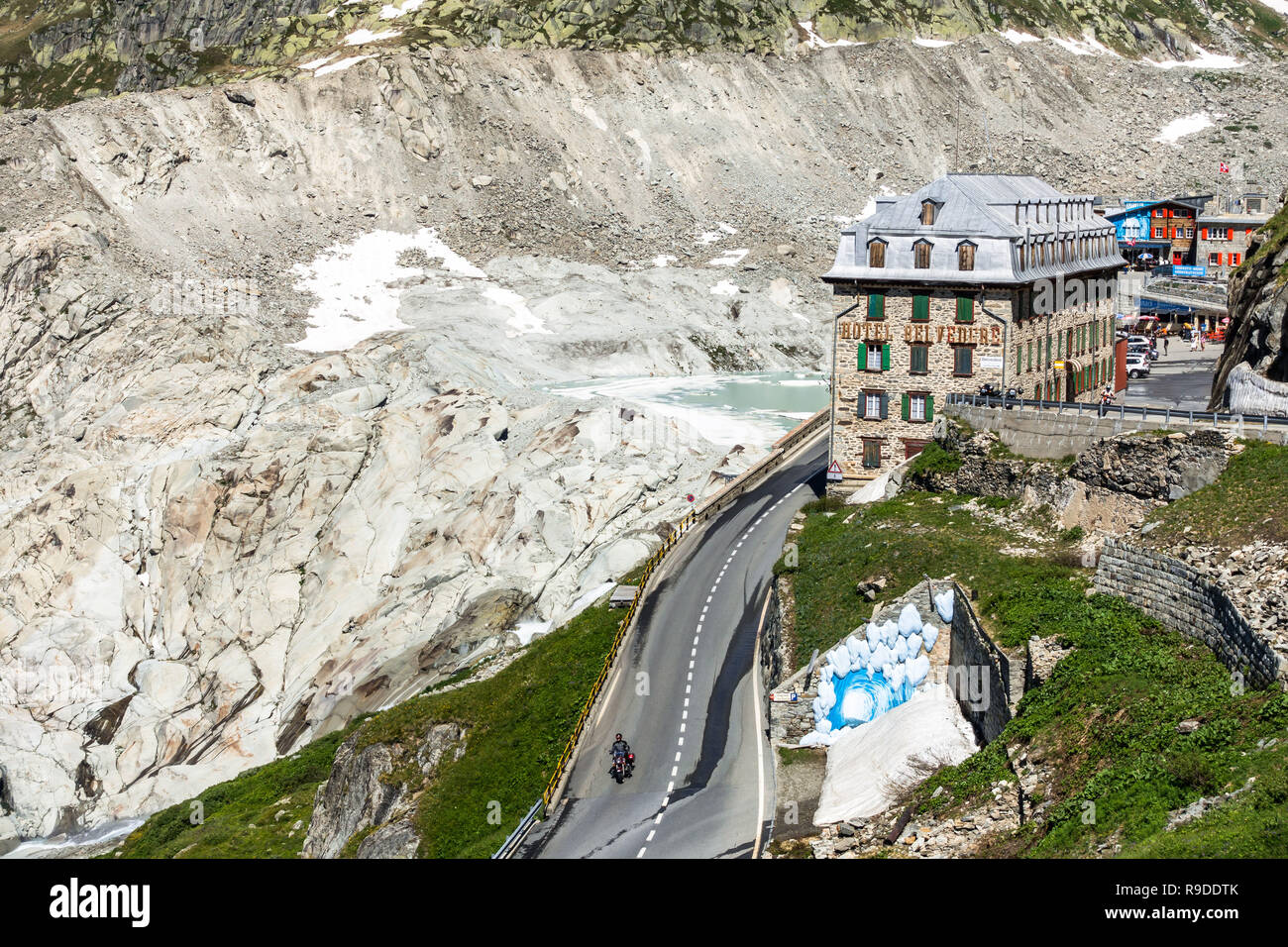 Hotel im alten Stil Belvedere auf dem Weg zum Furka Pass, einer der landschaftlich schönsten Straßen in den Schweizer Alpen. Furka Pass, Wallis, Schweiz, Juli 2018 Stockfoto