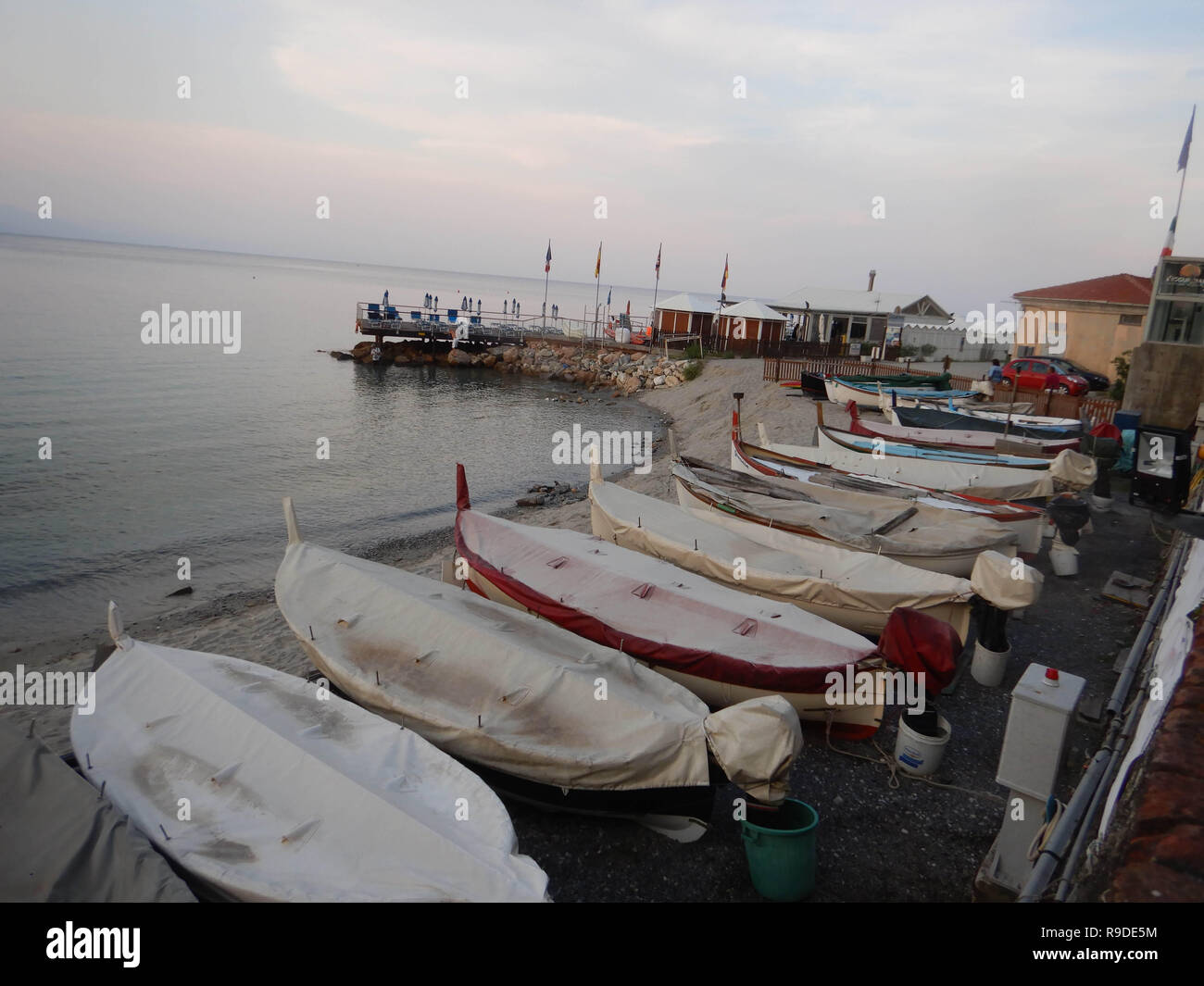 Darf Man In Italien Am Meer Angeln Boote zum Angeln im Meer am Strand von Noli, Ligurien - Italien