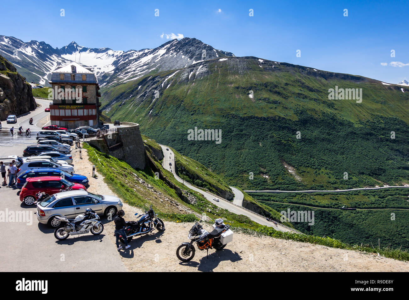 Motorräder und Autos im Hotel Belvedere auf der Straße geparkt, Furkapass, in der Nähe der Rhonegletscher. Wallis, Schweiz, Juli 2018 Stockfoto