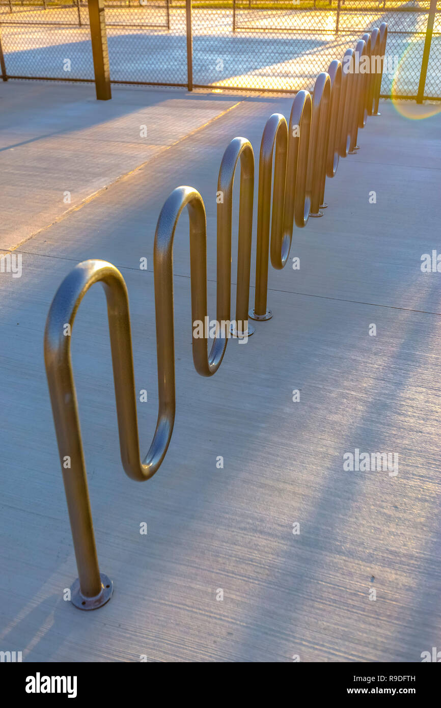 Hochformat, Ausrichtung von Bike Rack bei Sonnenuntergang Stockfoto