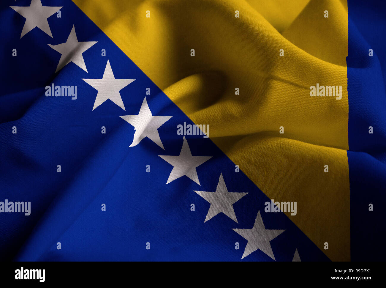 Nahaufnahme von gekräuselten Bosnien und Herzegowina Flagge Bosnien und Herzegowina Flagge weht im Wind Stockfoto