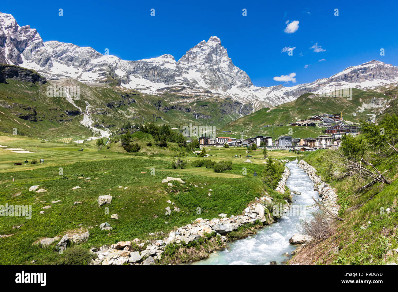 Sommer Blick von Breuil-Cervinia einer alpinen Ferienort am Fuße des Matterhorns (Matterhorn), Aostatal, Italien Stockfoto