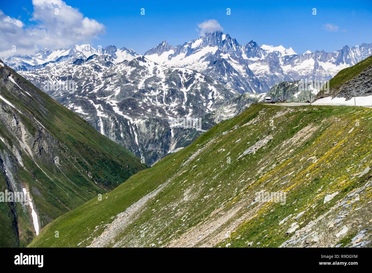 Sommer Alpenlandschaft Furka und Grimsel Pass auf dem Hintergrund, Valis, Schweiz Stockfoto