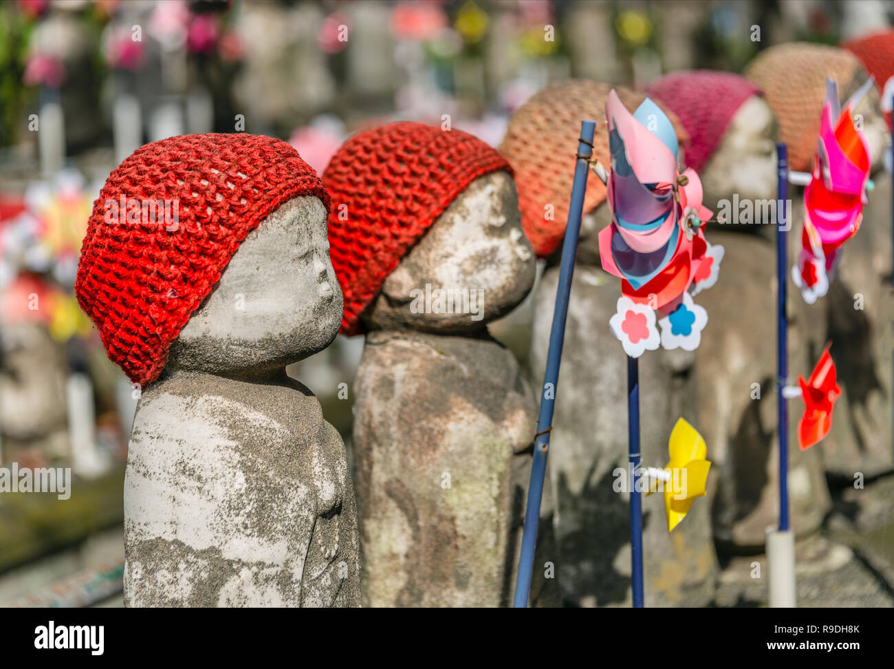 Jizo-Statuen auf dem Friedhof der ungeborenen Kinder im Zojo-Ji-Tempel, Tokio, Japan Stockfoto