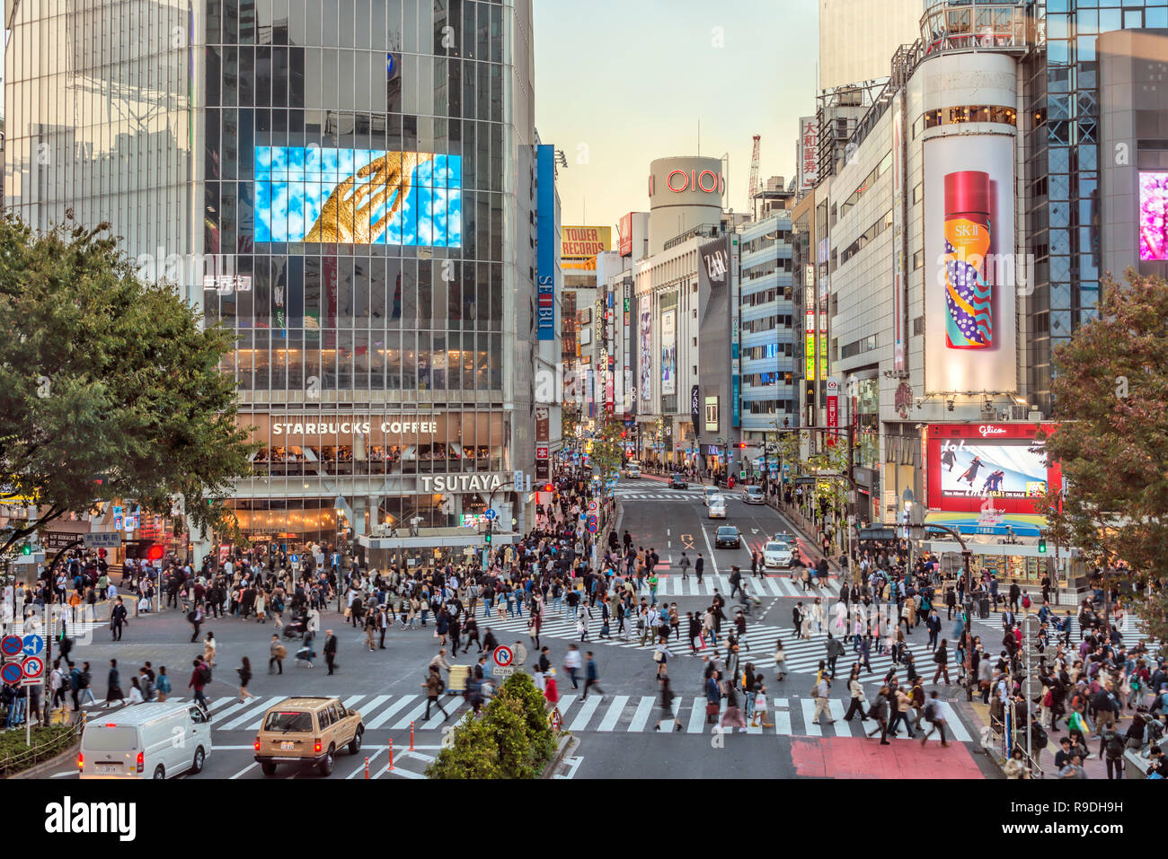 Geschäftige Shibuya Streetscape im Morgengrauen, Tokio, Japan Stockfoto