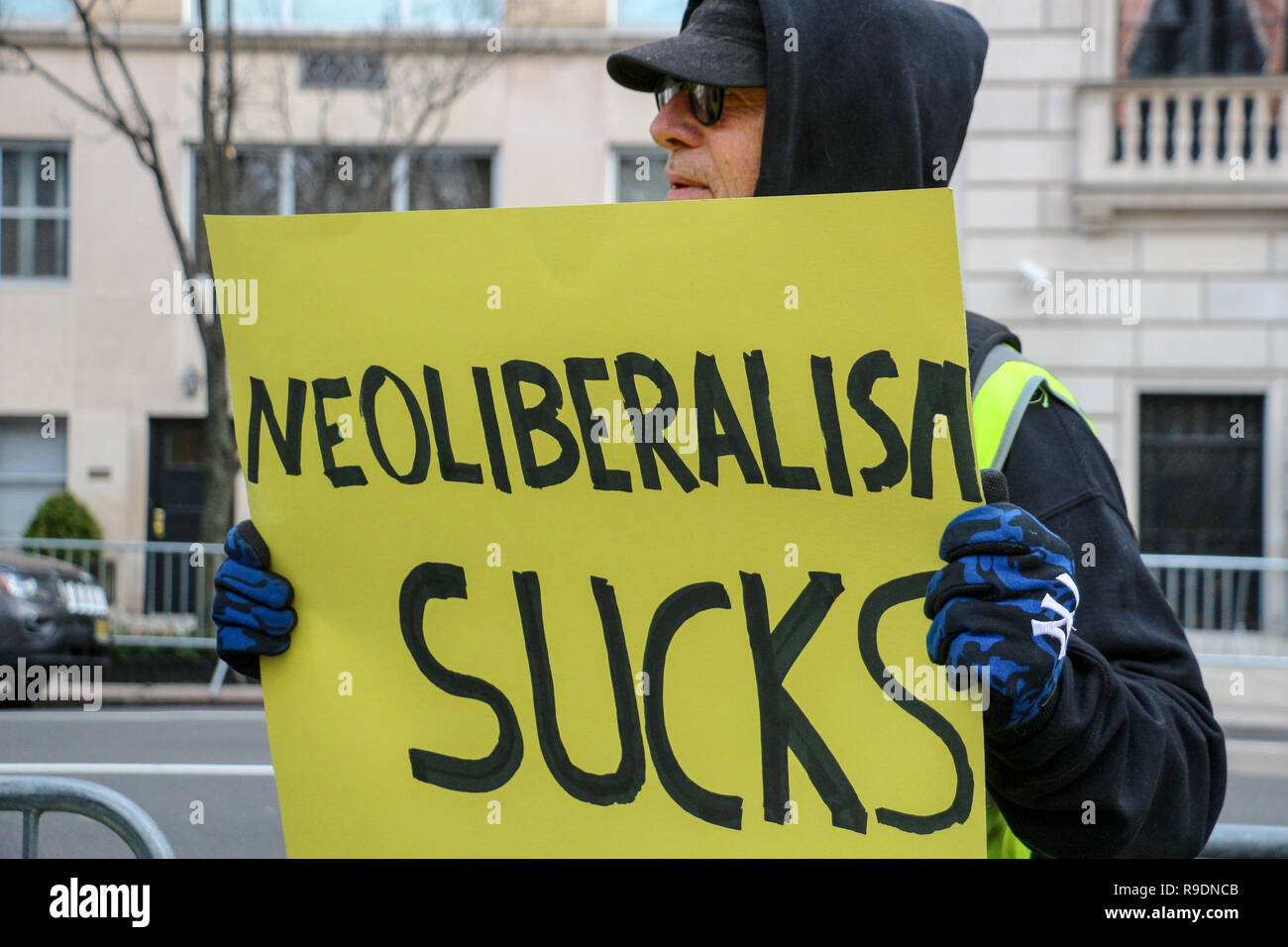 New York, New York, USA. 22 Dez, 2018. Gelbe Weste NYC Protest gegen das französische Konsulat. Demonstration der Solidarität für die Protestierenden in Frankreich und zusammen gegen die herrschende Klasse zu kommen und es Politiker weltweit. Credit: SCOOTERCASTER/Alamy leben Nachrichten Stockfoto