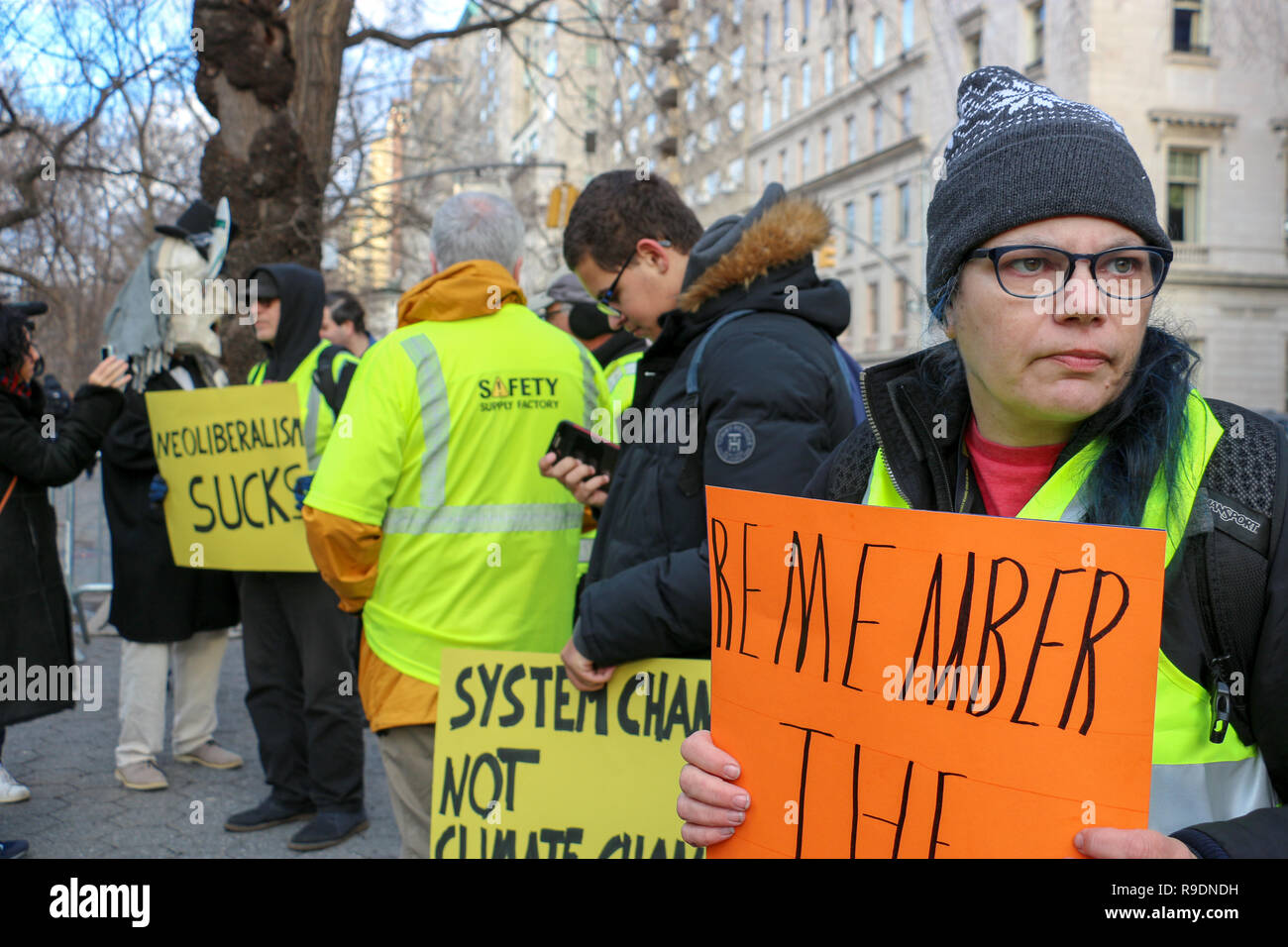 New York, New York, USA. 22 Dez, 2018. Gelbe Weste NYC Protest gegen das französische Konsulat. Demonstration der Solidarität für die Protestierenden in Frankreich und zusammen gegen die herrschende Klasse zu kommen und es Politiker weltweit. Credit: SCOOTERCASTER/Alamy leben Nachrichten Stockfoto