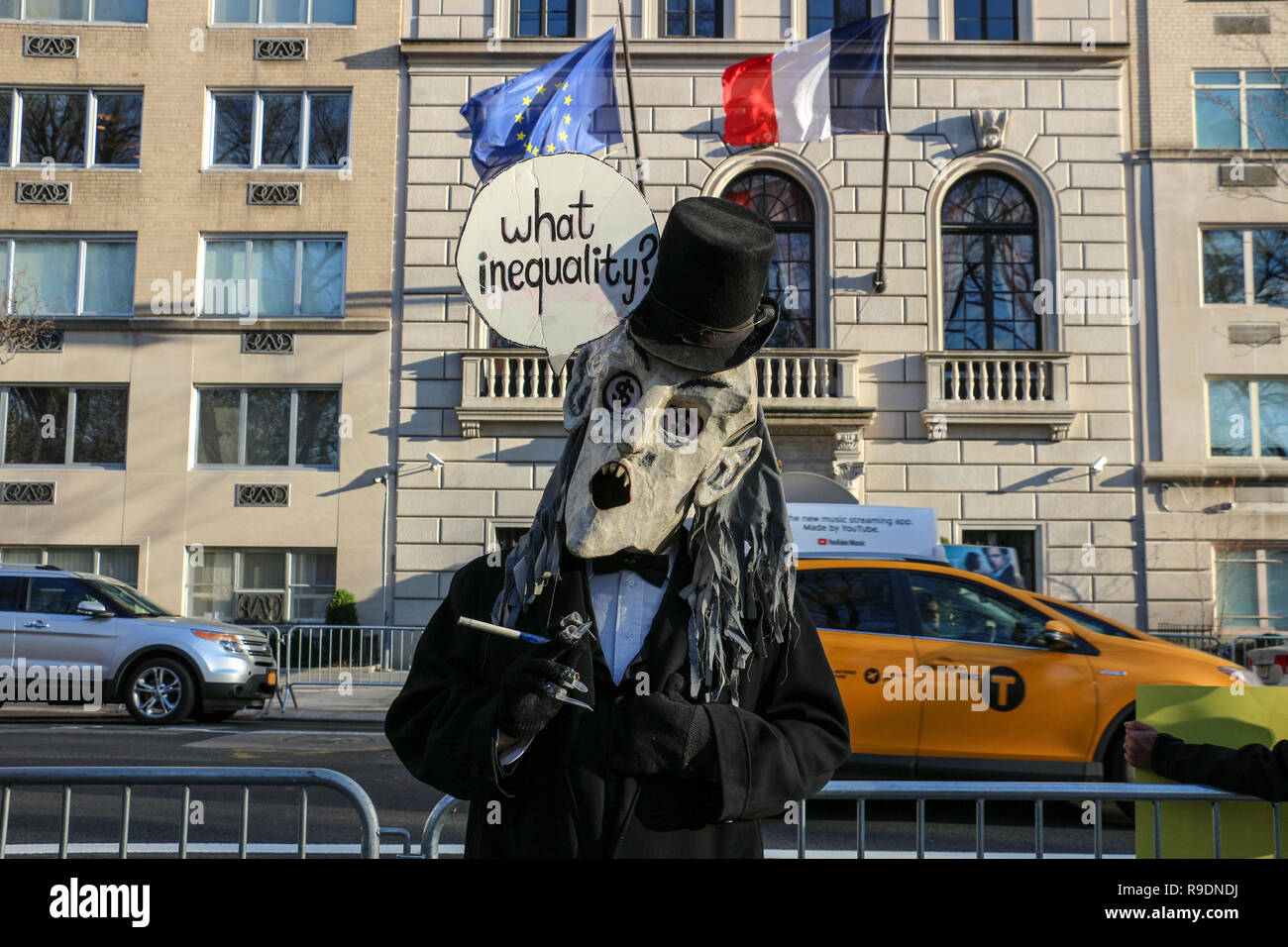 New York, New York, USA. 22 Dez, 2018. Gelbe Weste NYC Protest gegen das französische Konsulat. Demonstration der Solidarität für die Protestierenden in Frankreich und zusammen gegen die herrschende Klasse zu kommen und es Politiker weltweit. Credit: SCOOTERCASTER/Alamy leben Nachrichten Stockfoto