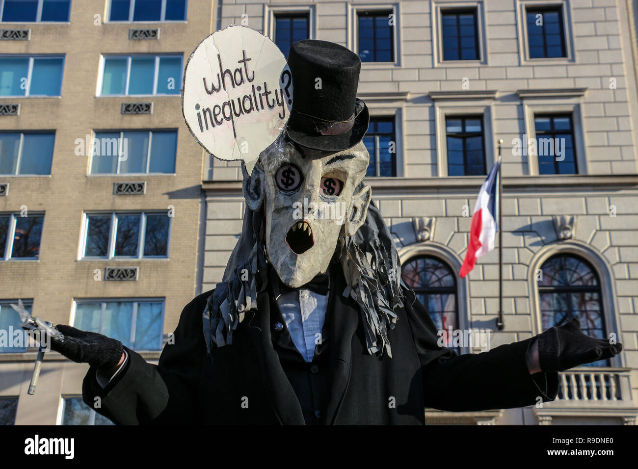 New York, New York, USA. 22 Dez, 2018. Gelbe Weste NYC Protest gegen das französische Konsulat. Demonstration der Solidarität für die Protestierenden in Frankreich und zusammen gegen die herrschende Klasse zu kommen und es Politiker weltweit. Credit: SCOOTERCASTER/Alamy leben Nachrichten Stockfoto