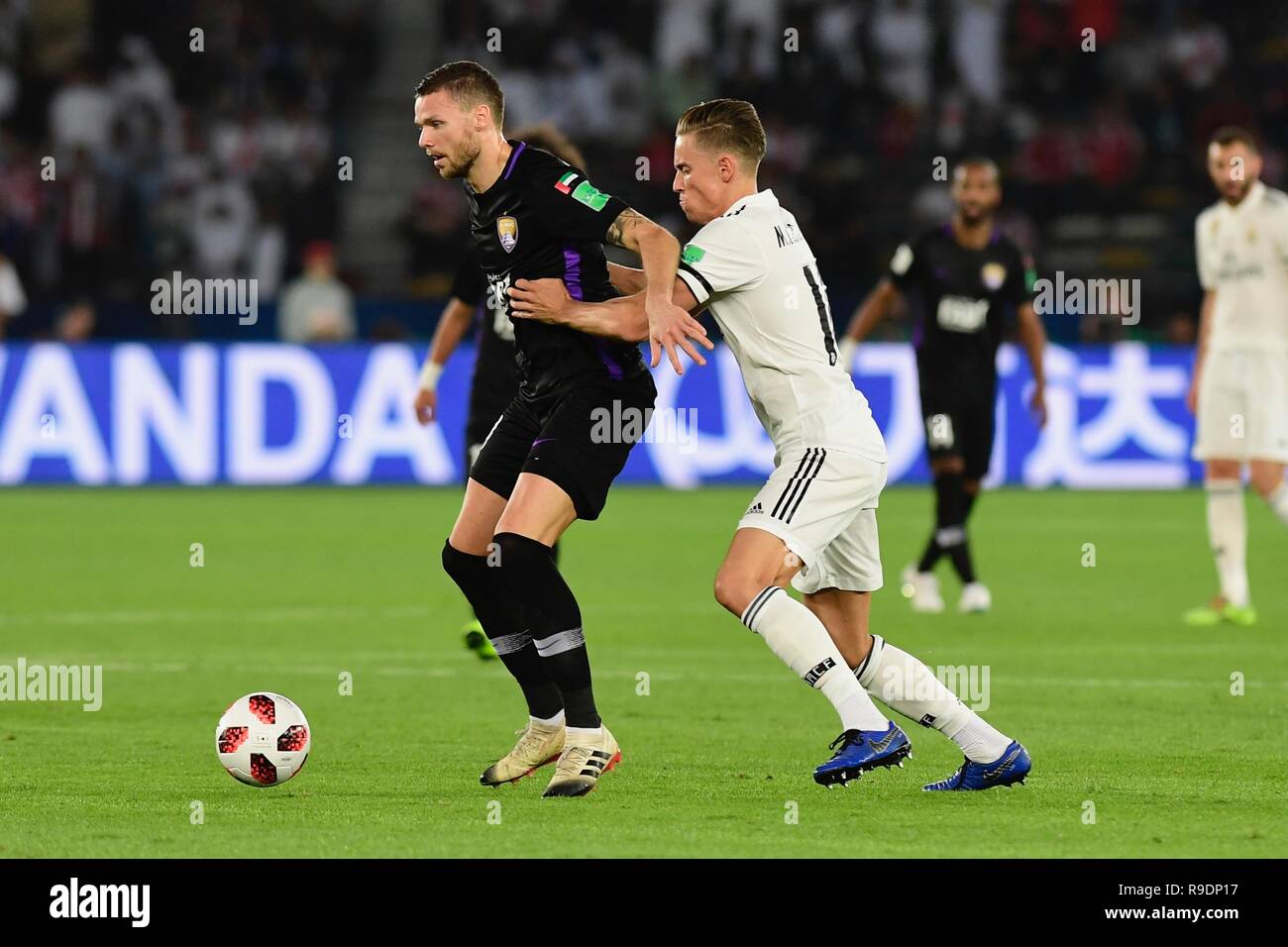 Abu Dhabi, Vereinigte Arabische Emirate. 22 Dez, 2018. Von Real Madrid Marcos Llorente (R) und Al Ain ist Marcus Berg Kampf um den Ball während der FIFA Club WM-Finale Fußball Match zwischen Spanien Real Madrid und UAE's Al Ain FC an der Zayed Sports City Stadium. Credit: Mohamed Flis/dpa/Alamy leben Nachrichten Stockfoto