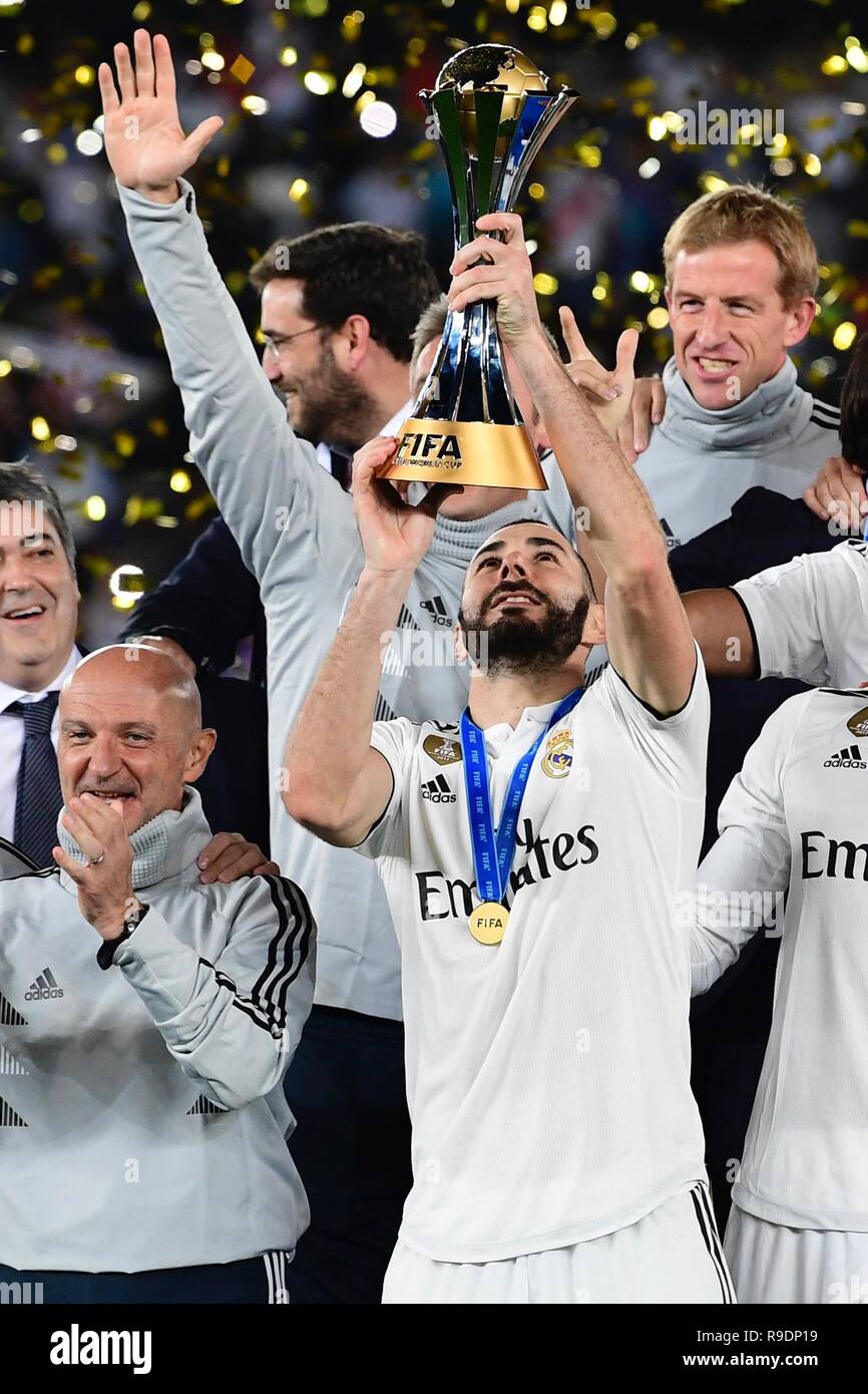 Abu Dhabi, Vereinigte Arabische Emirate. 22 Dez, 2018. Real Madrids Karim Benzema feiert mit der Trophäe nach dem Ende der FIFA Club WM-Finale Fußball Match zwischen Spanien Real Madrid und UAE's Al Ain FC an der Zayed Sports City Stadium. Credit: Mohamed Flis/dpa/Alamy leben Nachrichten Stockfoto